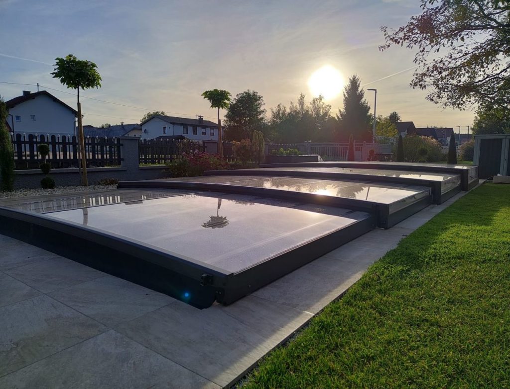 schwarze-schwimmbad-überdachung